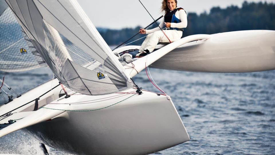Multi23 trimaran sailing on one hull