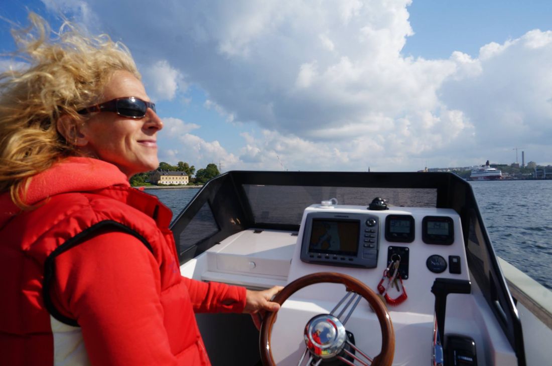 Pia L'Obry driving a Smartboat 23 in the Stockholm archipelago